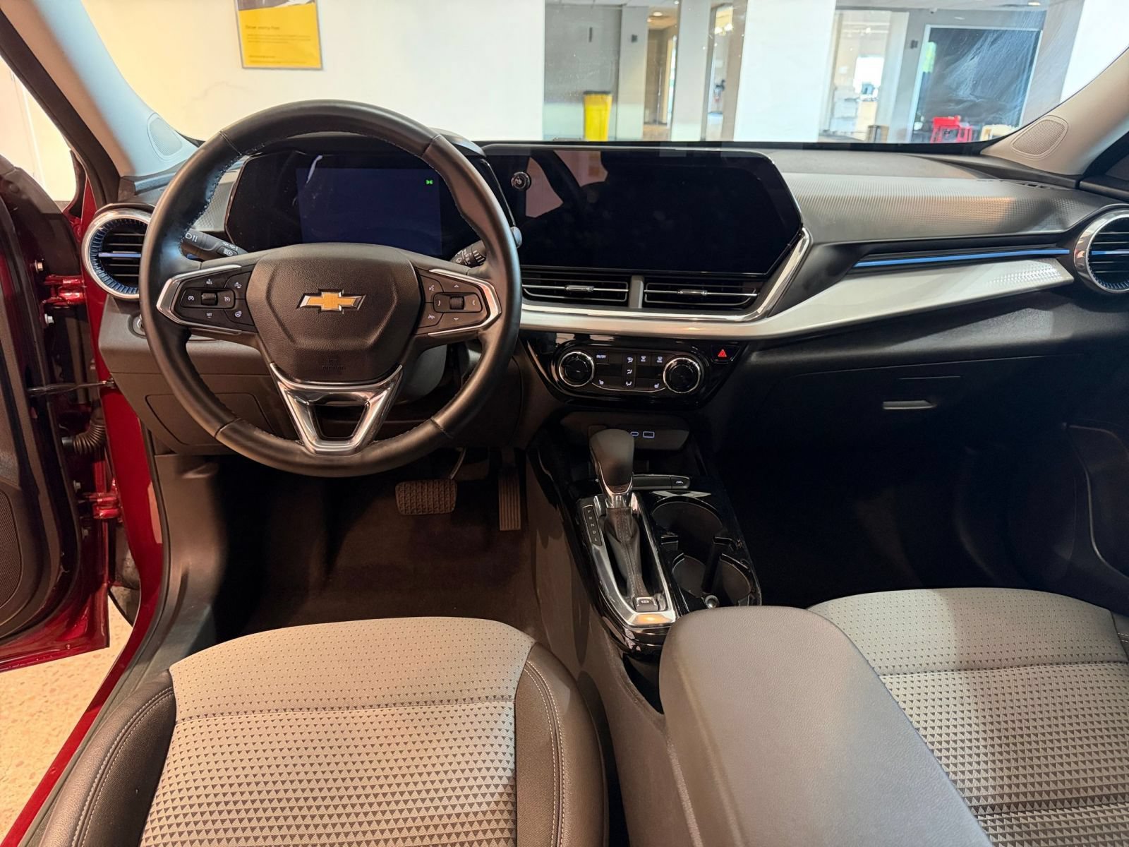 Used 2025 Chevrolet Trax LT w/ LT Convenience Package FWD image 32
