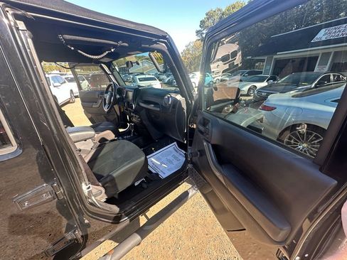 Used 2016 Jeep Wrangler Unlimited Sport w/ Connectivity Group image 18