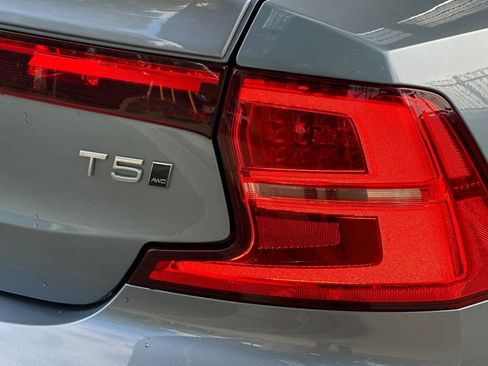 Used 2018 Volvo S90 T5 Momentum w/ Convenience Package image 12