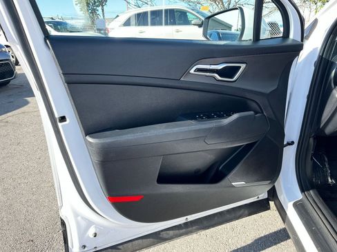 Used 2025 Kia Sportage LX image 18