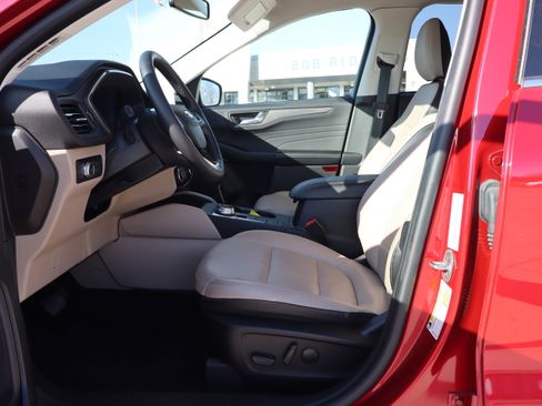 Used 2022 Ford Escape Titanium image 9