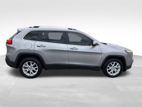Used 2018 Jeep Cherokee Latitude Plus image 8