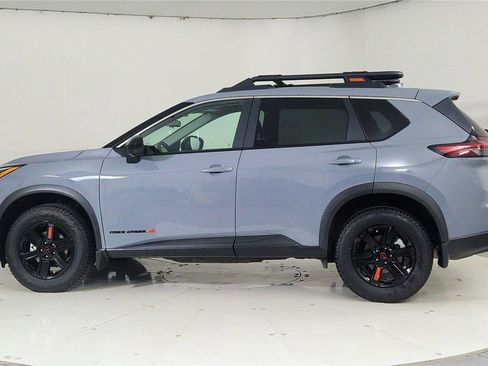 Used 2025 Nissan Rogue SV image 4