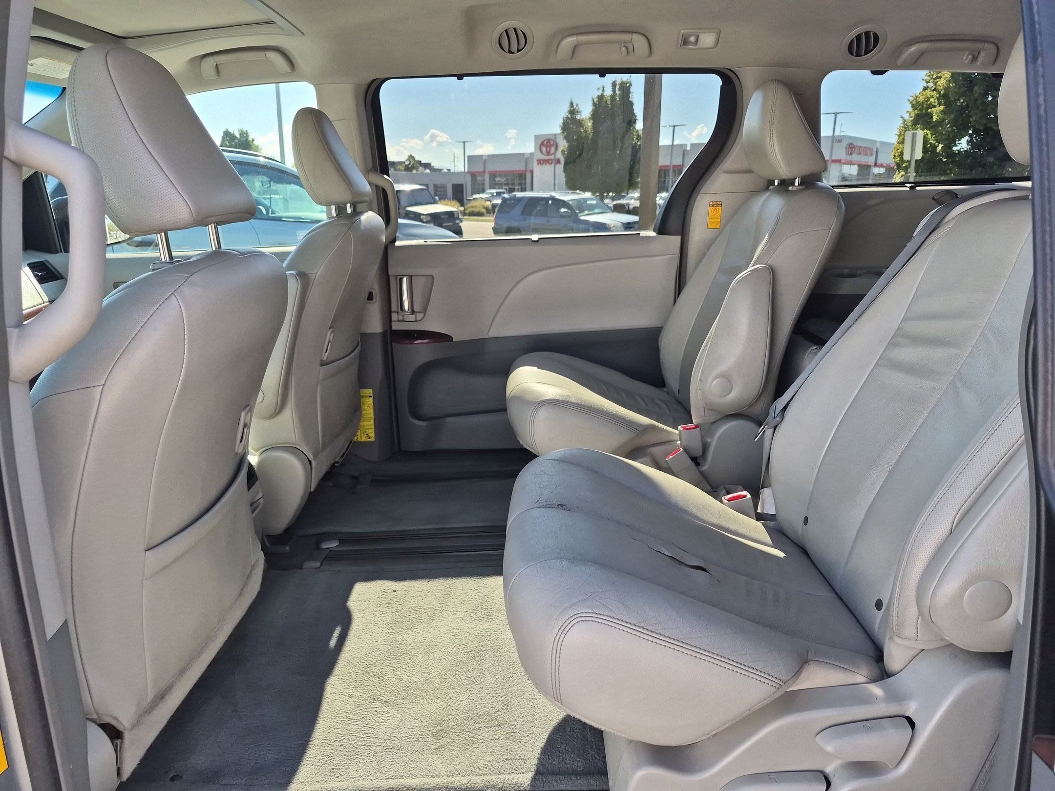 Used 2014 Toyota Sienna XLE FWD image 25
