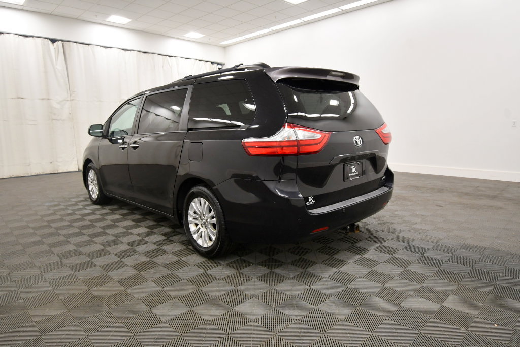 Used 2017 Toyota Sienna XLE Premium FWD image 5