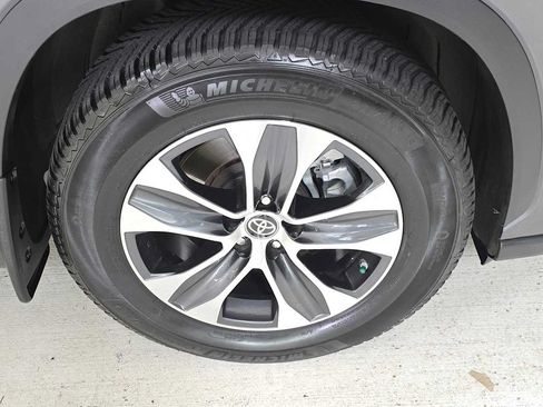 Used 2023 Toyota Highlander XLE AWD/4WD image 9