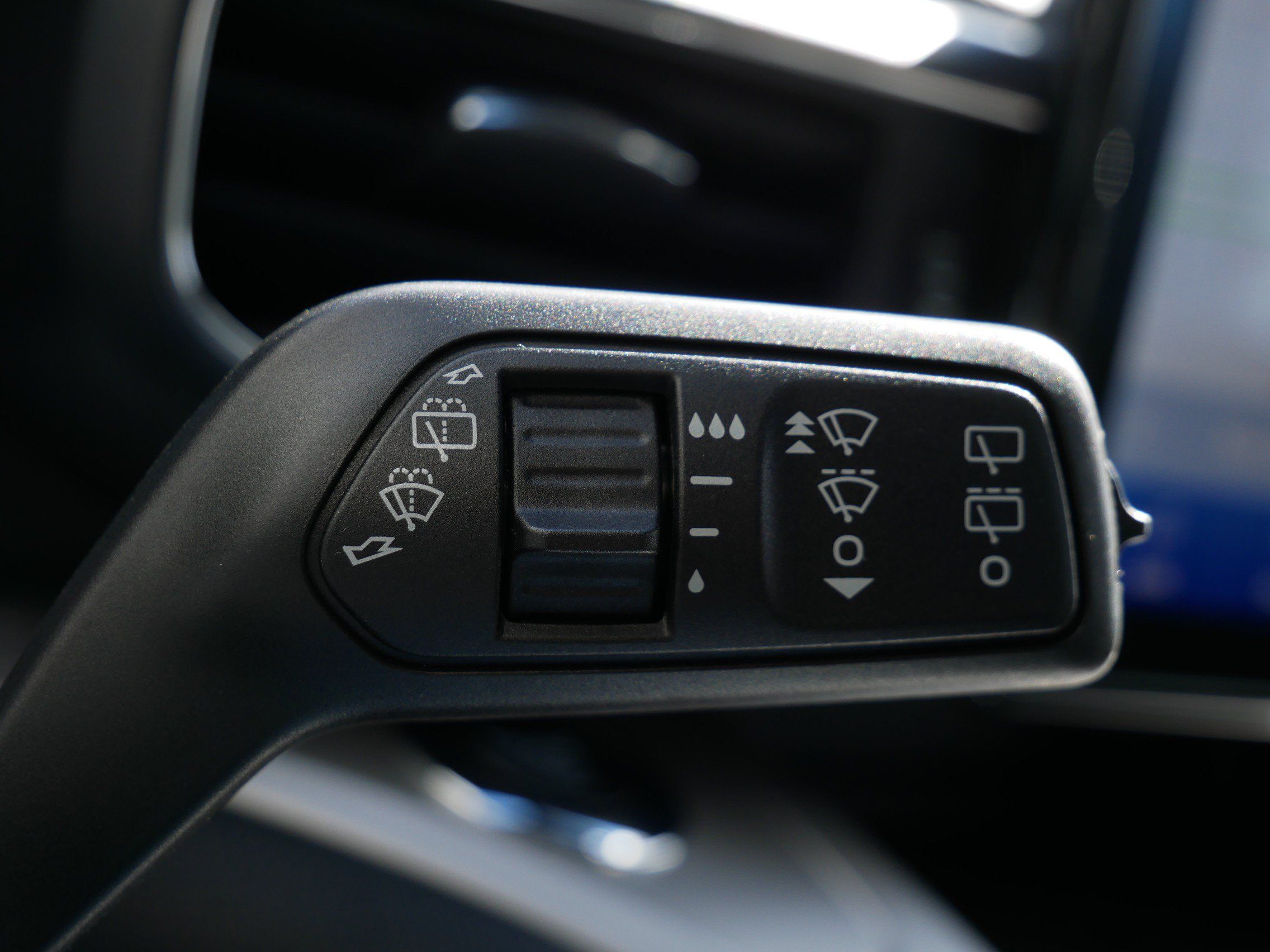 Used 2022 Ford Explorer XLT w/ Equipment Group 202A AWD/4WD image 20