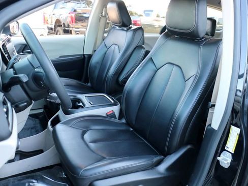 Used 2023 Chrysler Pacifica Touring-L FWD image 17