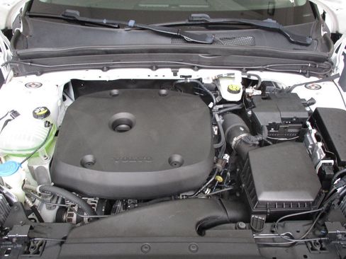 Used 2022 Volvo XC40 T5 Momentum image 27