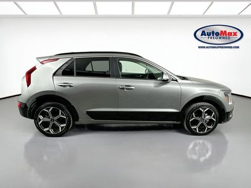 Used 2023 Kia Niro EX Touring image 9