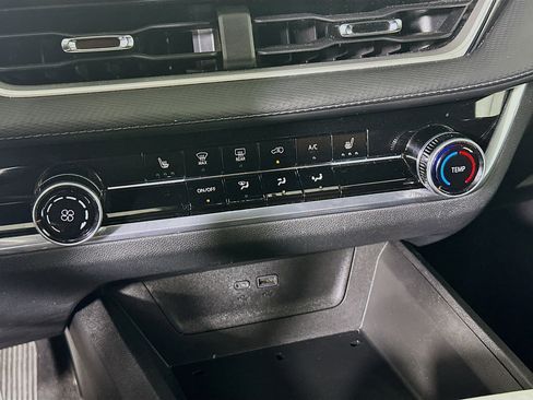 Used 2025 Chevrolet Equinox LT image 24