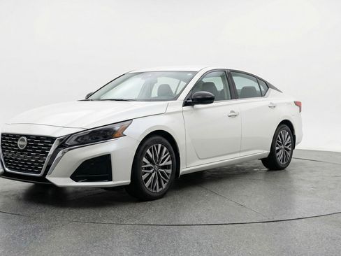 Used 2025 Nissan Altima 2.5 SV image 3