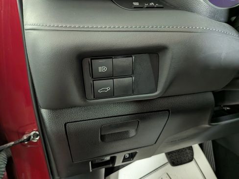 Used 2021 Toyota Highlander XLE image 19