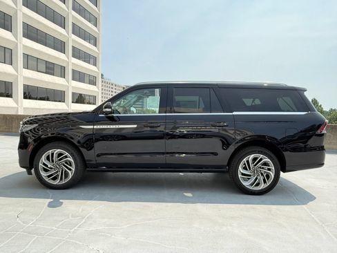 New 2026 Lincoln Navigator L Reserve AWD/4WD image 2