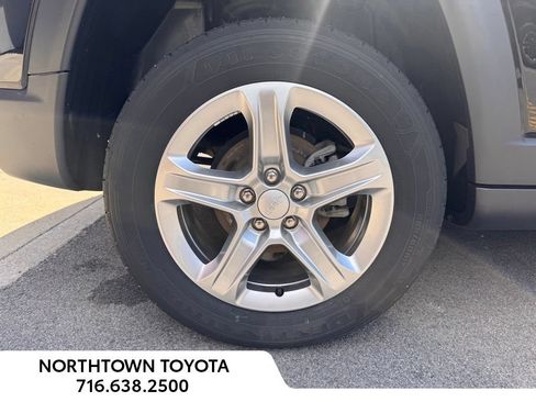 Used 2023 Jeep Compass Latitude w/ Convenience Group AWD/4WD image 23