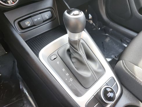 Used 2025 Hyundai Venue SEL FWD image 30