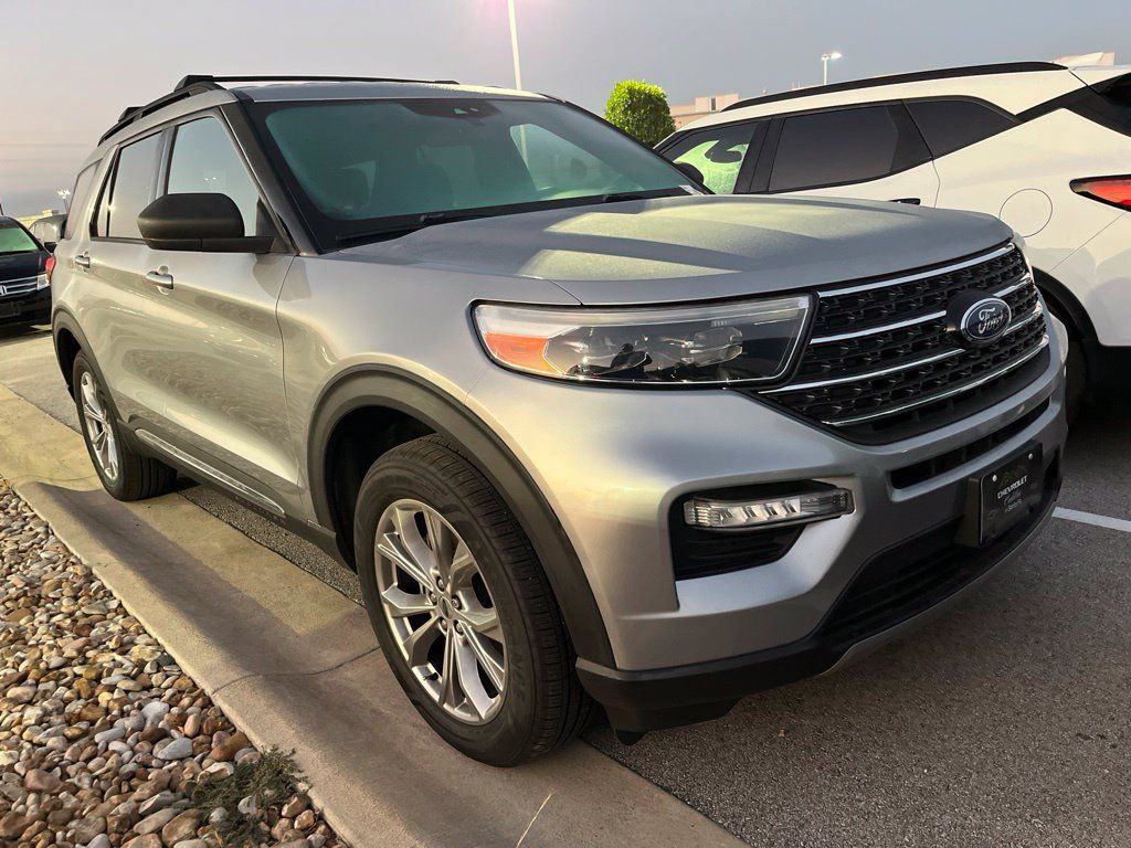 Used 2020 Ford Explorer XLT w/ Equipment Group 202A AWD/4WD image 2