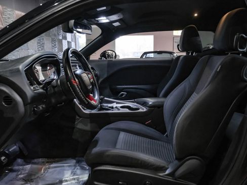 Used 2015 Dodge Challenger SXT image 4