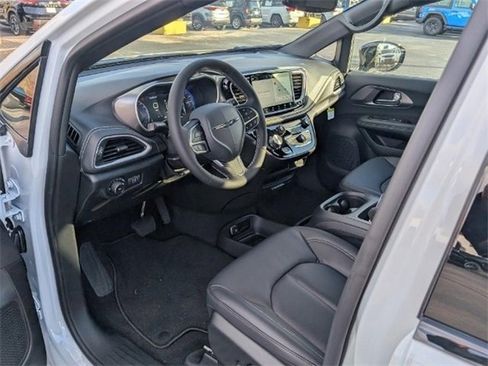 New 2026 Chrysler Pacifica Select image 3