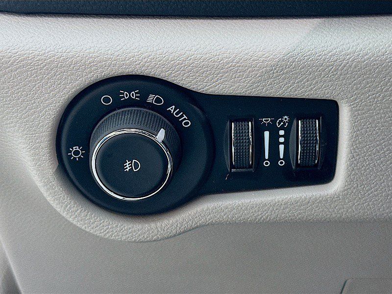 Used 2023 Chrysler Pacifica Limited FWD image 10