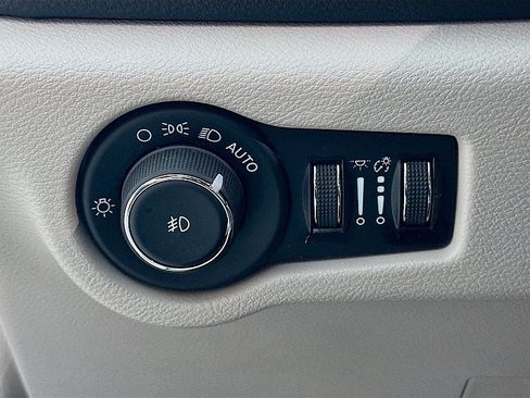 Used 2023 Chrysler Pacifica Limited FWD image 10