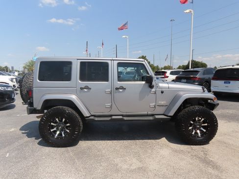 Used 2013 Jeep Wrangler Unlimited Sahara w/ Connectivity Group AWD/4WD image 10