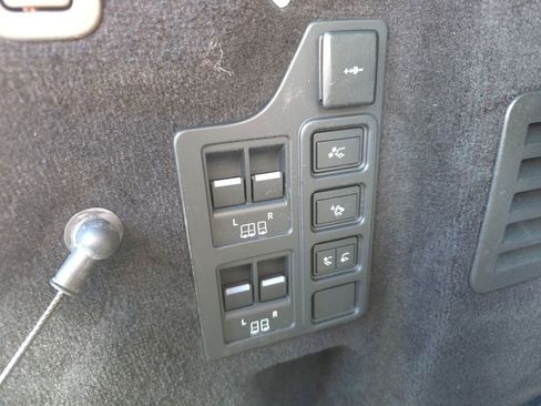 Used 2023 Land Rover Discovery HSE R-Dynamic AWD/4WD image 9