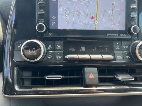 Used 2021 Toyota Highlander XLE FWD image 21