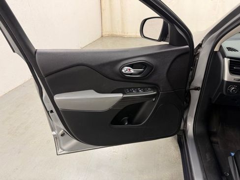 Used 2014 Jeep Cherokee Latitude FWD image 17