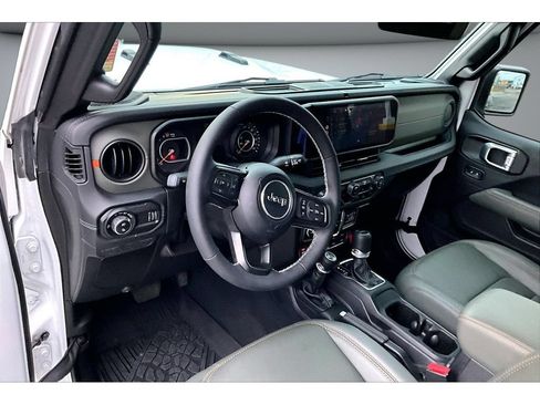 Used 2025 Jeep Gladiator Mojave w/ Safety Group AWD/4WD image 16