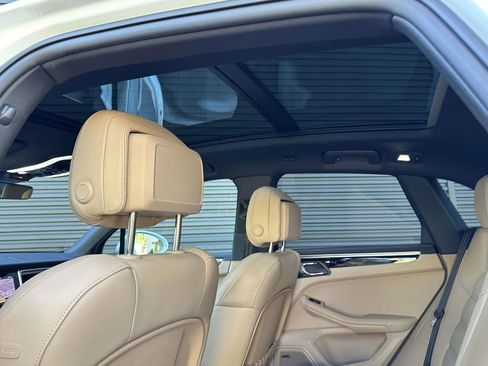 Certified 2025 Porsche Macan AWD/4WD image 16