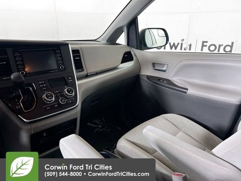 Used 2018 Toyota Sienna LE FWD image 26