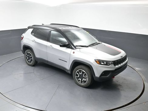Used 2025 Jeep Compass Trailhawk AWD/4WD image 17