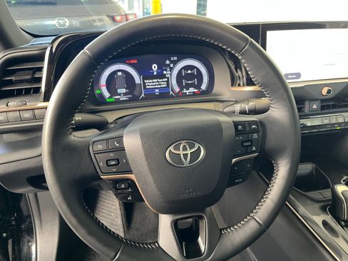 Used 2025 Toyota Crown XLE image 28