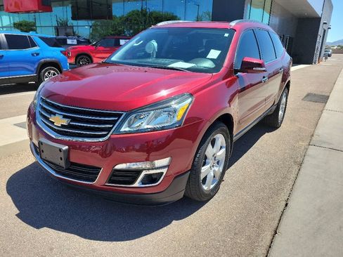 Used 2017 Chevrolet Traverse LT w/ Style and Technology Package FWD image 3