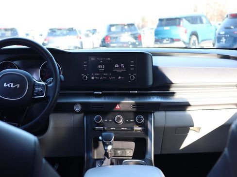 Used 2023 Kia Carnival LX image 11