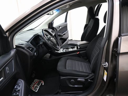 Used 2019 Ford Edge SE image 5