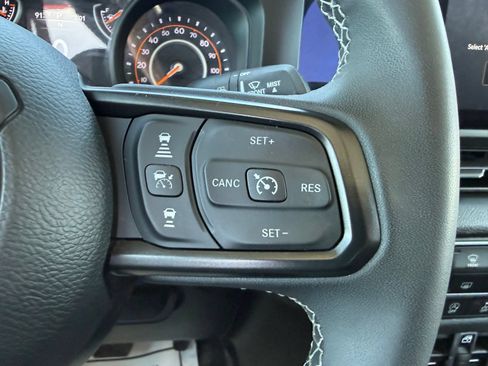 Used 2025 Jeep Gladiator Sport AWD/4WD image 17