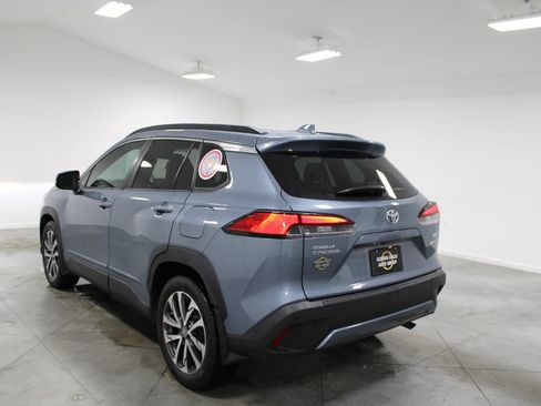 Used 2022 Toyota Corolla Cross XLE w/ Convenience Package AWD/4WD image 7