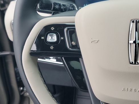 New 2026 Lincoln Corsair Premiere image 17