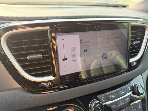 Used 2025 Chrysler Pacifica Select FWD image 15
