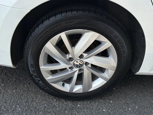 Used 2018 Volkswagen Passat 2.0T SE FWD image 11