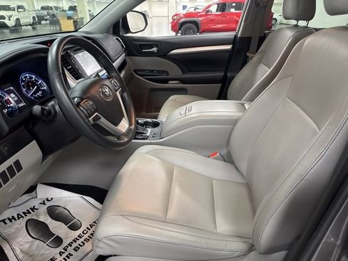 Used 2019 Toyota Highlander XLE image 27