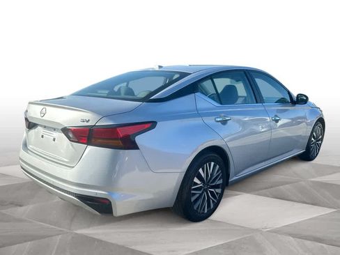 Used 2024 Nissan Altima 2.5 SV FWD image 8