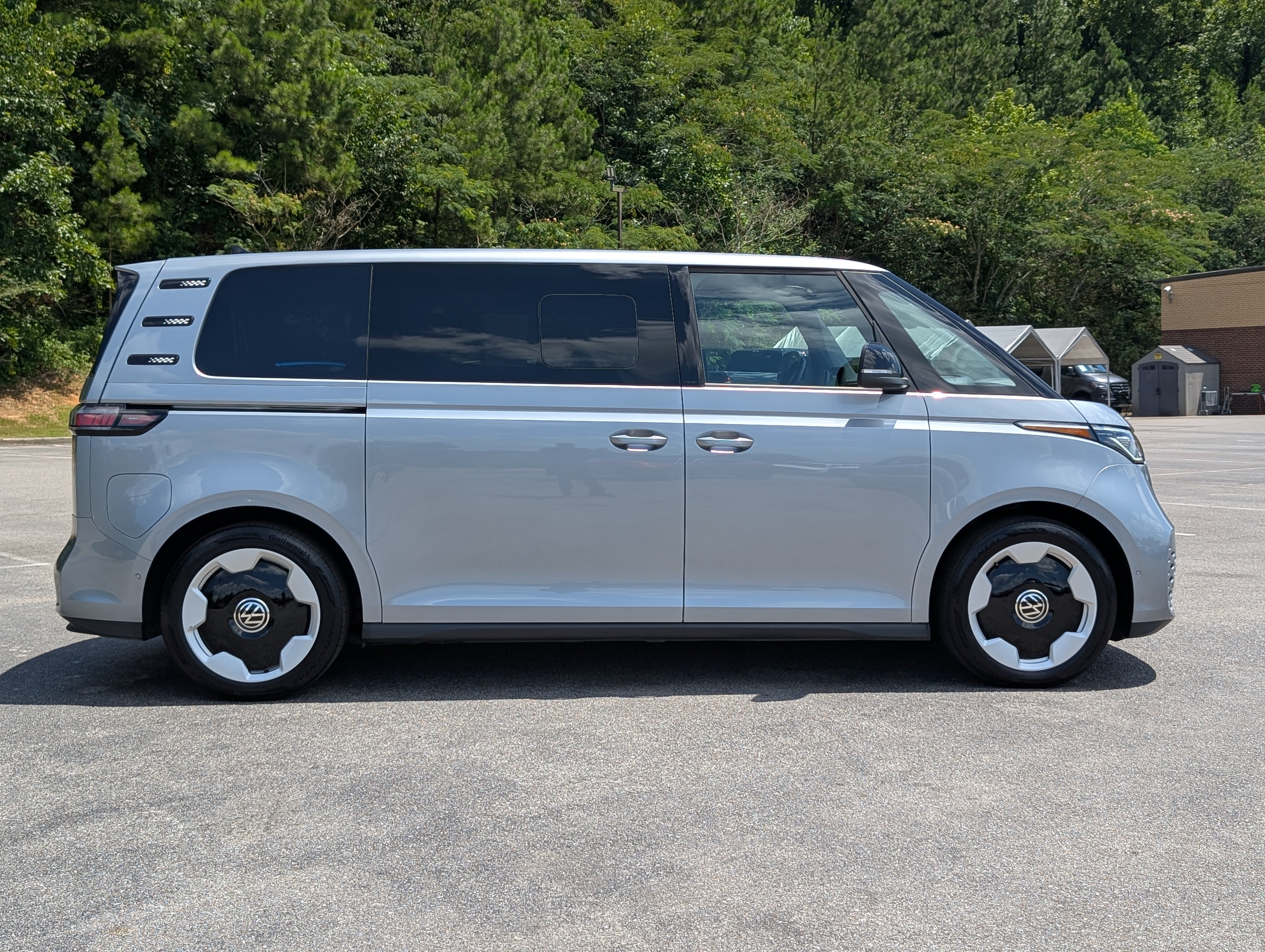 Used 2025 Volkswagen ID. Buzz Pro S RWD image 10