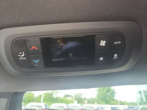 Used 2025 Chrysler Pacifica Select FWD image 39