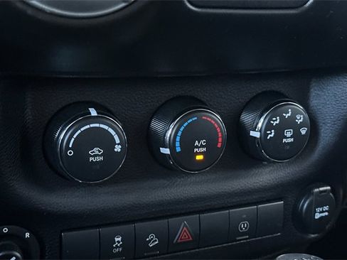 Used 2015 Jeep Wrangler Unlimited Sahara image 22