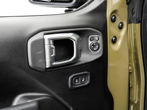 Used 2025 Jeep Wrangler Unlimited Rubicon w/ Convenience Group AWD/4WD image 11