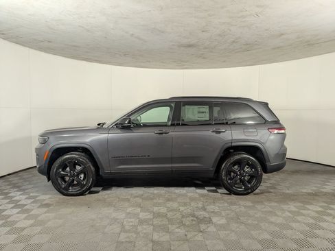 New 2025 Jeep Grand Cherokee Laredo image 3