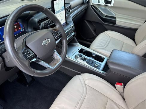 Certified 2020 Ford Explorer Platinum w/ Premium Technology Package AWD/4WD image 11